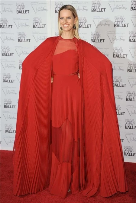 Η Νέα Υόρκη τιμά τον Valentino κι εμείς βλέπουμε υπέροχα φορέματα!