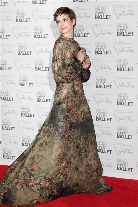 Ποιος σχεδιαστής θα ράψει το νυφικό της Anne Hathaway;