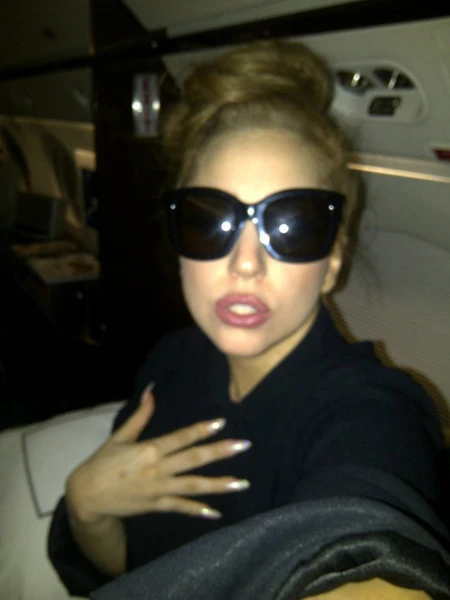 H Lady Gaga ξύρισε το πίσω μέρος του κεφαλιού της! - εικόνα 2