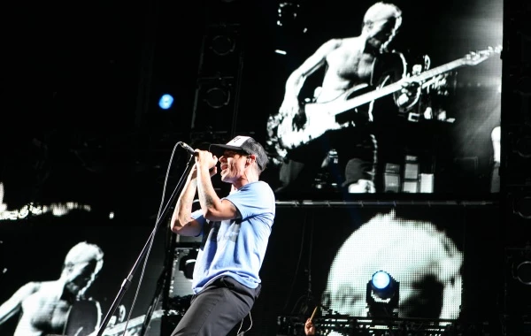Όλη η showbiz στη συναυλία των Red Hot Chili Peppers! - εικόνα 9