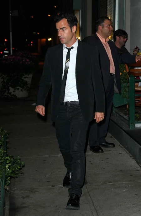 Jennifer Aniston: Έξω για δείπνο με τον Theroux