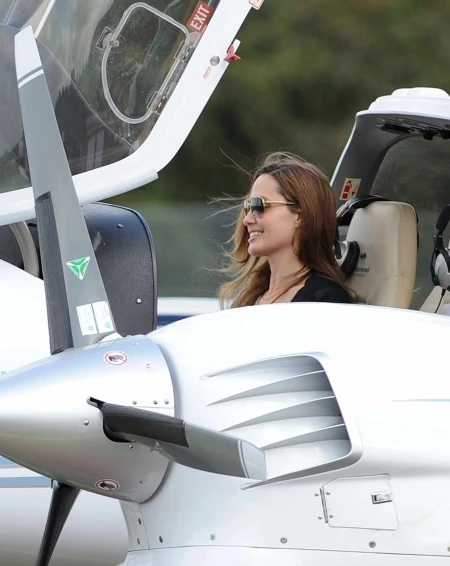 Η Angelina Jolie μαθαίνει να πιλοτάρει