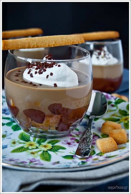 Κρέμα καφέ και σοκολατένια σε ποτήρι