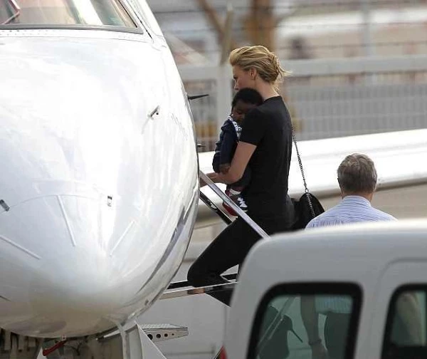 Όταν η Kristen Stewart μπήκε κατά λαθος στο αεροπλάνο της Theron - εικόνα 2