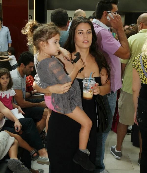 Η Μαρία Κορινθίου με την κόρη της σε εμπορικό κέντρο - εικόνα 4