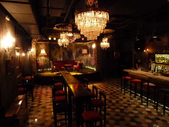 Faust: Το νέο bar του κέντρου που δεν μοιάζει με κανένα άλλο - εικόνα 3