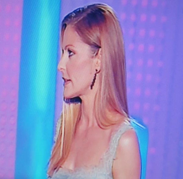 Το look της Τζένης Μπαλατσινού στο 2ο live του Dancing On Ice - εικόνα 6