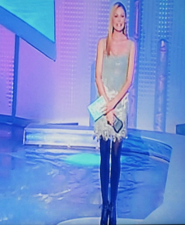 Το look της Τζένης Μπαλατσινού στο 2ο live του Dancing On Ice - εικόνα 4