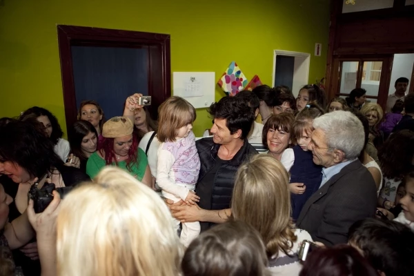 Ο Σάκης Ρουβάς δίπλα στα παιδιά του Ιδρύματος Αγ. Στυλιανός - εικόνα 8